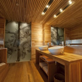 Doublure de plafond en bois dans la salle de bain combinée