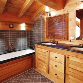 Phòng tắm trong một ngôi nhà riêng với hai chậu rửa