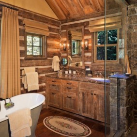 Salle de bain dans une maison de style chalet privé