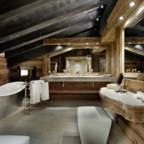 Kır evi tavan arasında banyo tasarımı