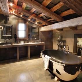 Intérieur d'une salle de bain dans une maison d'été