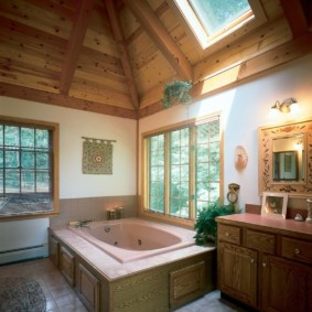 حوض استحمام كبير في زاوية الغرفة مع نافذتين