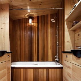 Cột tắm treo tường với gỗ trang trí
