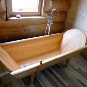 حمام خشبي في الكوخ الروسي