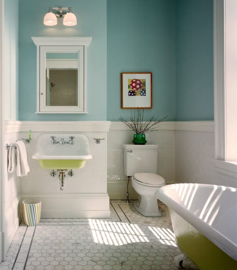 Tường sơn màu xanh trong phòng tắm
