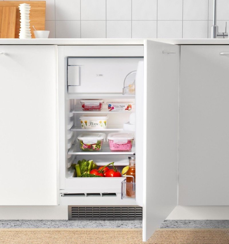 Porte ouverte du réfrigérateur horizontal dans la cuisine de Khrouchtchev