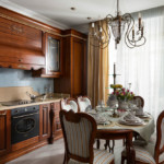 Móveis marrons em uma cozinha clássica