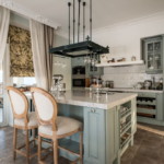 Klassische Küche mit Kochinsel und Balkon