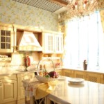 Illuminazione luminosa della cucina con una finestra sul lato soleggiato della casa