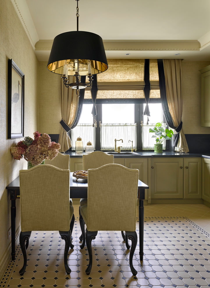 A combinação de cortinas clássicas com um modelo romano na janela da cozinha