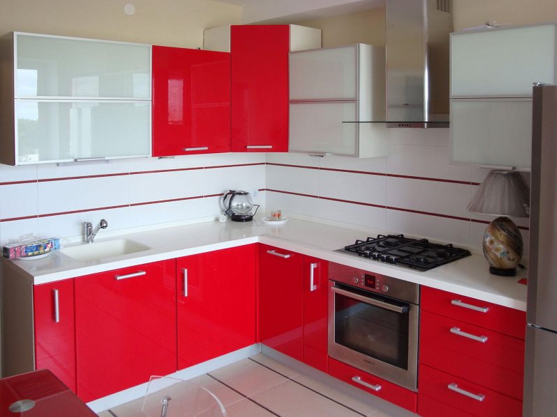 جناح أحمر في مطبخ صغير خروتشوف