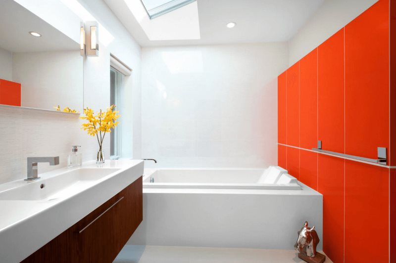 Kırmızı ve beyaz modern bir banyo iç