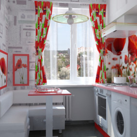 Nhà bếp màu đỏ và trắng trong một căn hộ thành phố