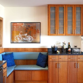 Tapițeria albastră în canapeaua de bucătărie