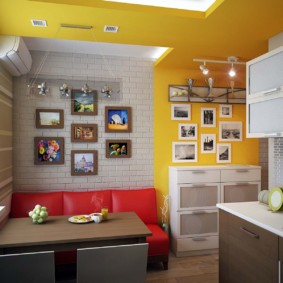 Sofá rojo en la cocina con paredes amarillas.