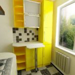 Dzeltenas mēbeles nelielā virtuvē