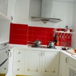 Tạp dề đỏ trong bếp trắng