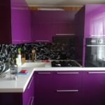 Façades violettes de meubles de cuisine