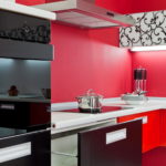 Culoare roșie în interiorul bucătăriei