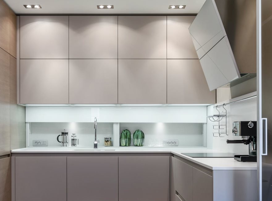 Cozinha moderna com fachadas sem puxadores