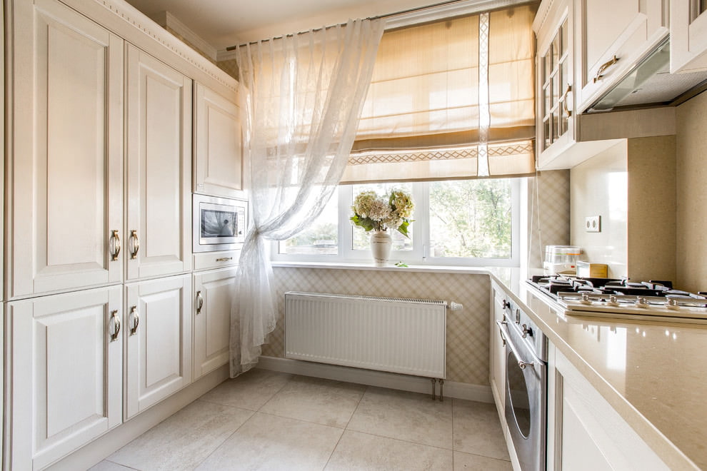 Lekkie klasyczne zasłony w oknie kuchni w domu z panelu
