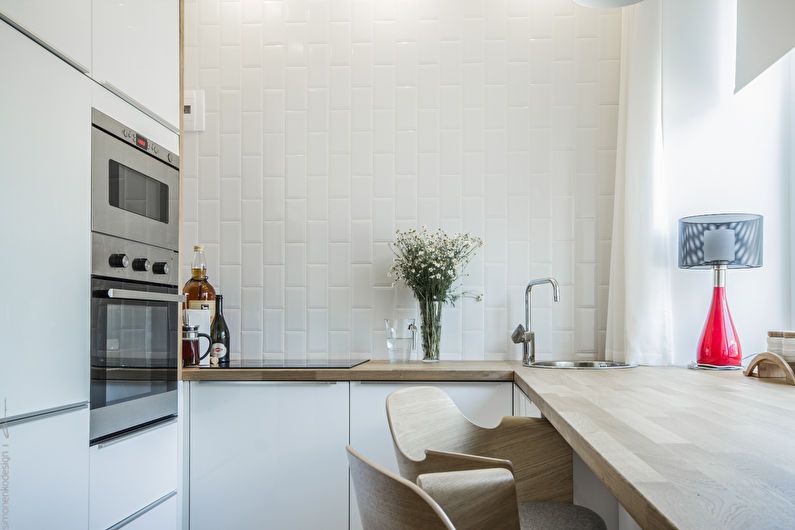 Einbaugeräte in einer weißen Küche mit 6 Plätzen