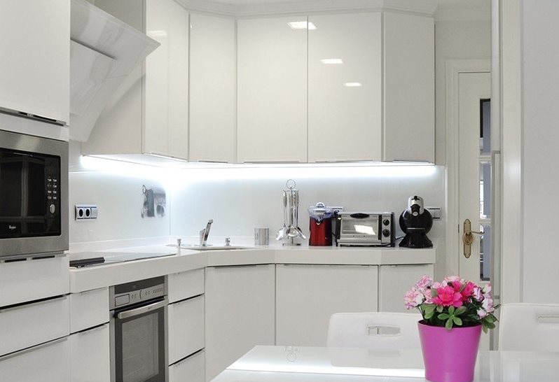 Bucătărie de înaltă tehnologie albă ca zăpada, cu o suprafață de 6 metri pătrați