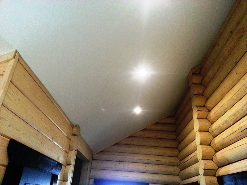Plafond de plaque de plâtre lisse dans une maison en rondins