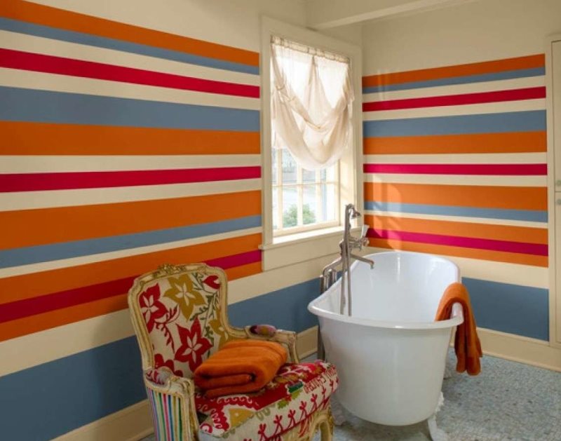 Coloration des murs de la salle de bain en rayures colorées