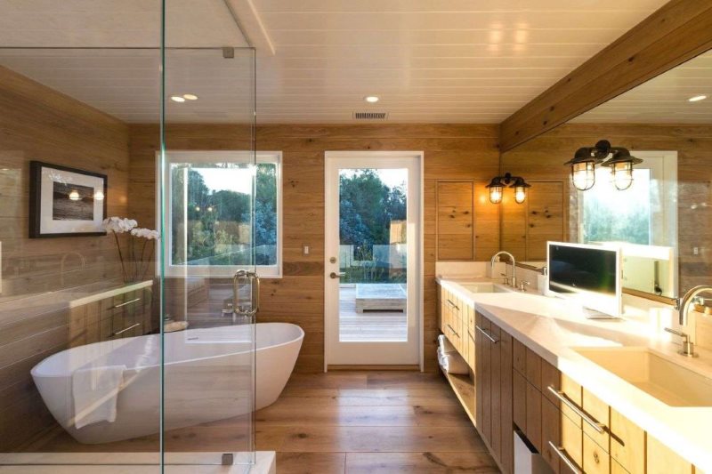 Özel bir evin banyosunda plastik panellerden yapılmış beyaz tavan