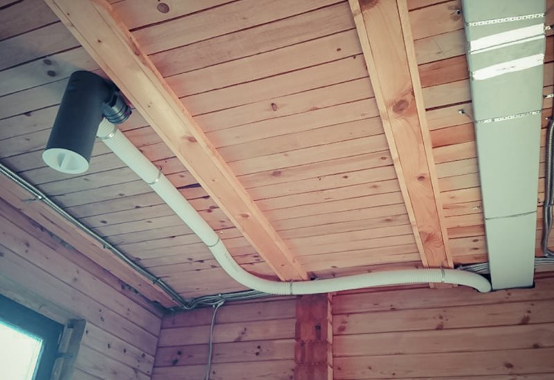 تركيب التهوية القسرية على سقف خشبي