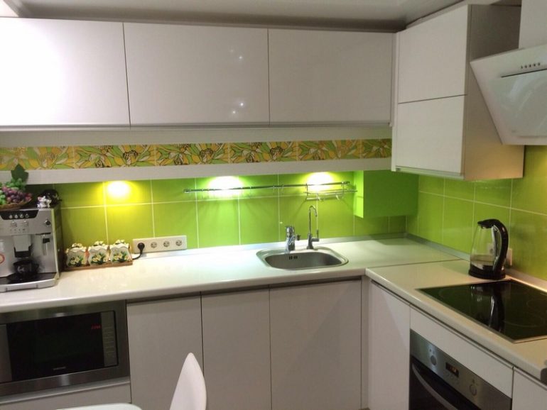 Projetor em uma luz - avental verde da cozinha