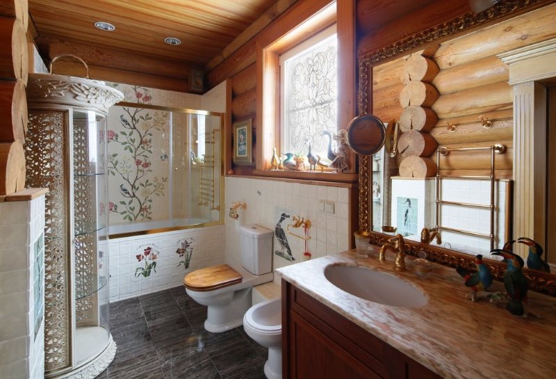 L'intérieur de la salle de bain combinée dans la maison en rondins