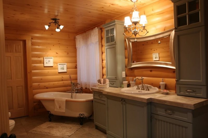 Façades grises de meubles en bois dans la salle de bain