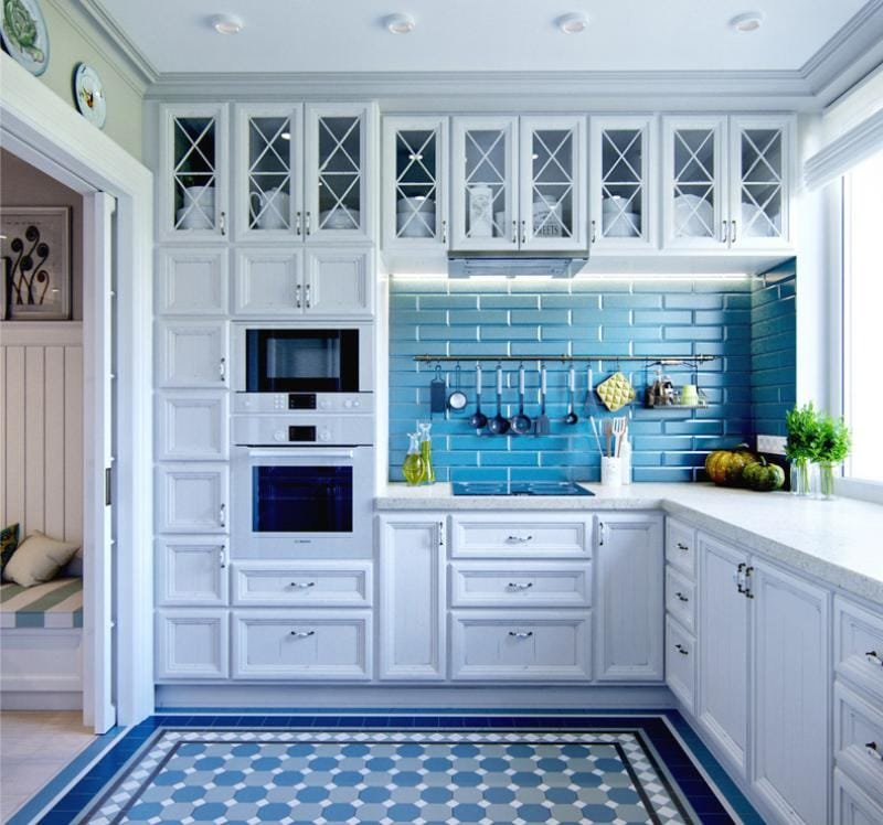 Beyaz bir set ile mutfakta mavi önlük