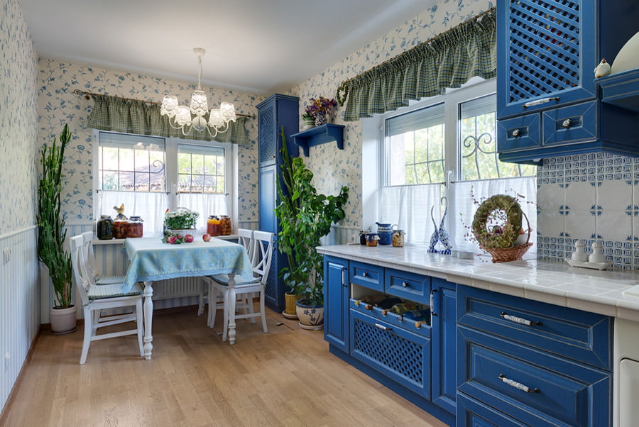 Mavi mobilya ile doğrusal mutfak