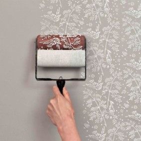 Peindre le mur de la salle de bain avec un rouleau à texture