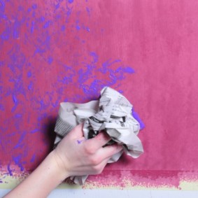 Buruşuk kağıt ile dekoratif duvar boyama