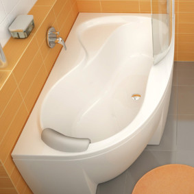 Conception de salle de bain avec tablette de toilette