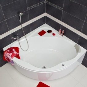 מגבת אדומה על אמבטיה לבנה