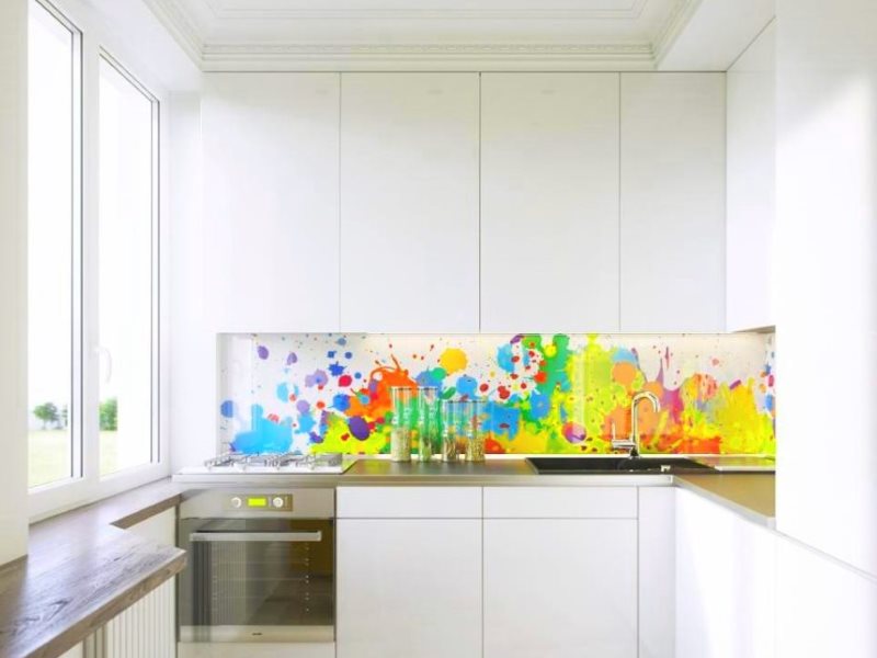 Avental brilhante com impressão de fotos em uma pequena cozinha com geladeira