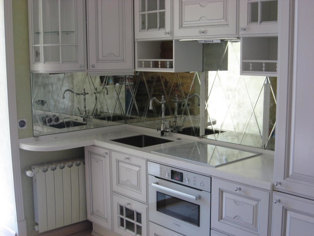 Delantal de cocina con azulejos espejo