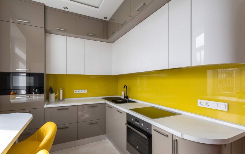 Köşe mutfakta sarı akrilik önlük
