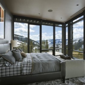 חדר שינה עם שתי אפשרויות צילום לחלונות