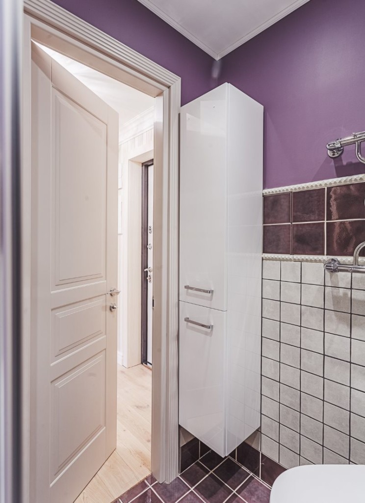 Cửa phòng tắm màu trắng với những bức tường màu tím