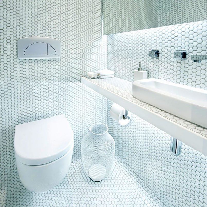 Éclairage de salle de bain lumineux avec mosaïque blanche
