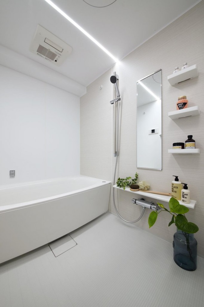 Bulk white floor in a small bathroom