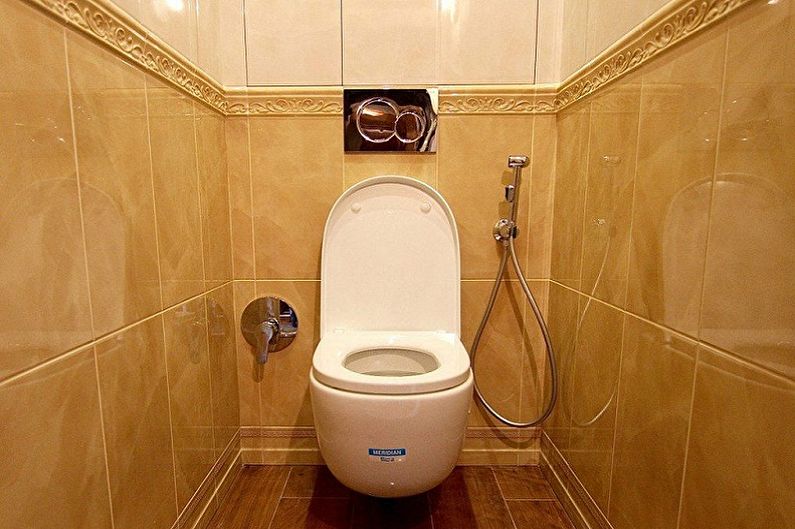Douche hygiénique dans les toilettes de l'ancien Khrouchtchev