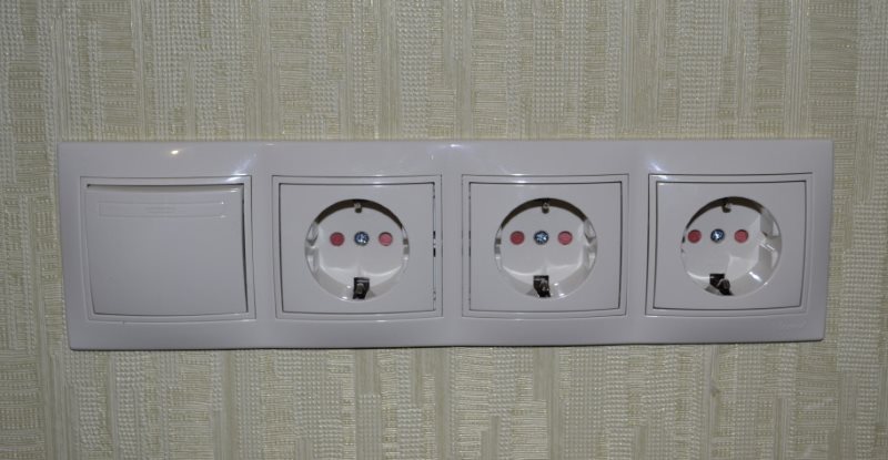 Bloc de prises avec interrupteur sur le mur à côté de la salle de bain