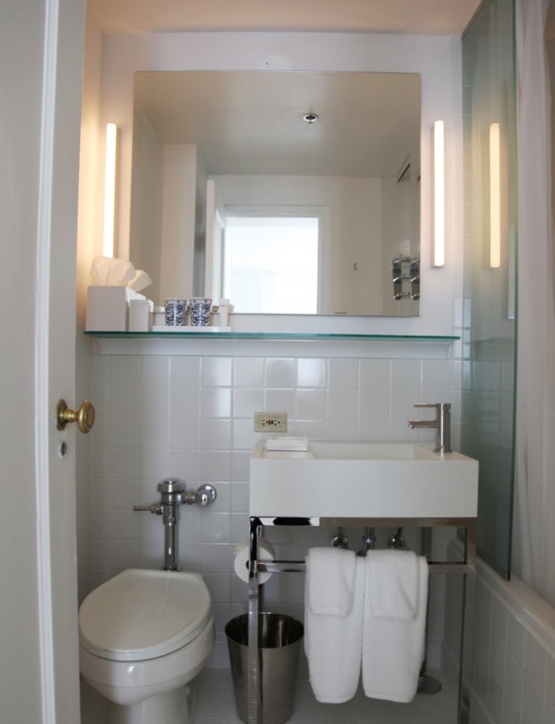 Nhà vệ sinh nhỏ có gương lớn trên tường